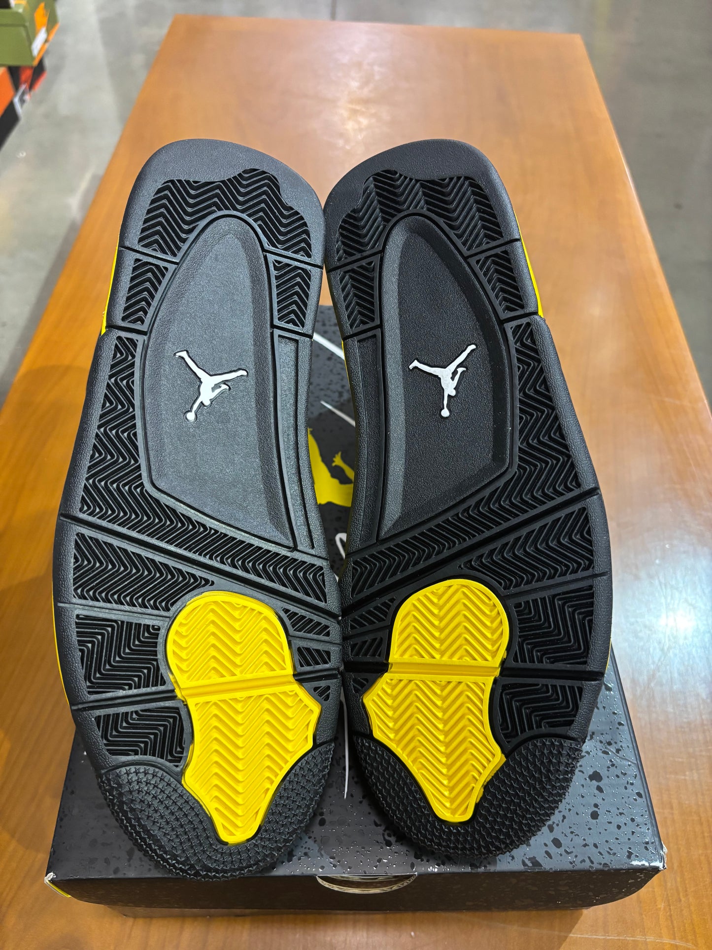 Air Jordan 4 Thunder