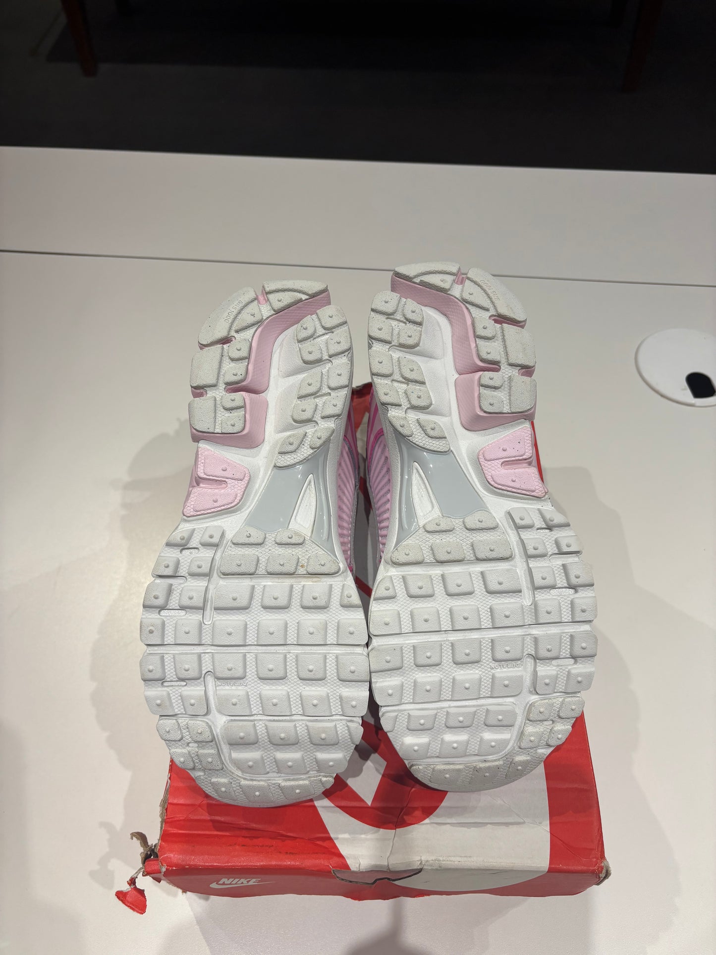 Nike Vomero Hyper Pink