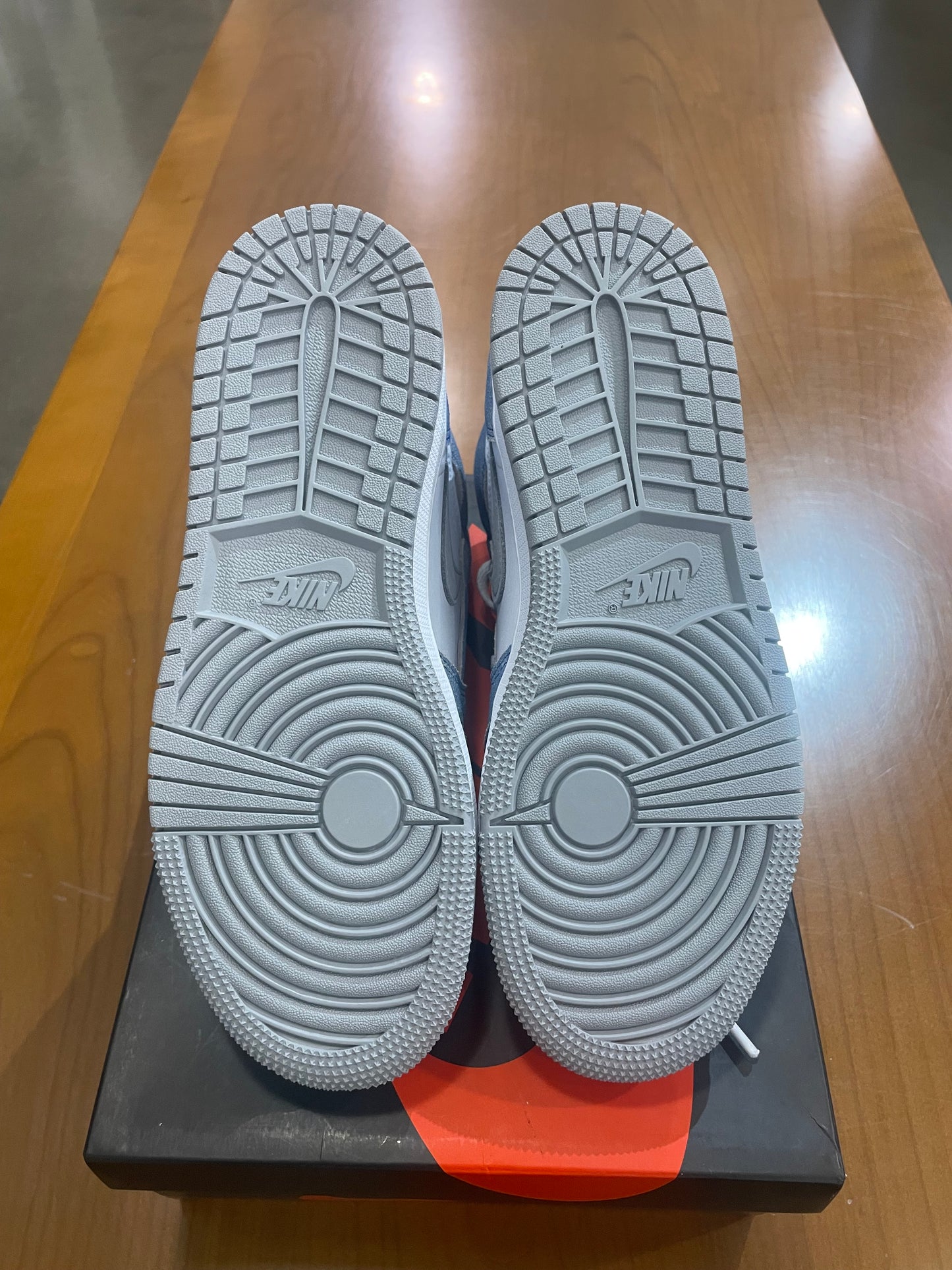 Air Jordan 1 Hyper Royal