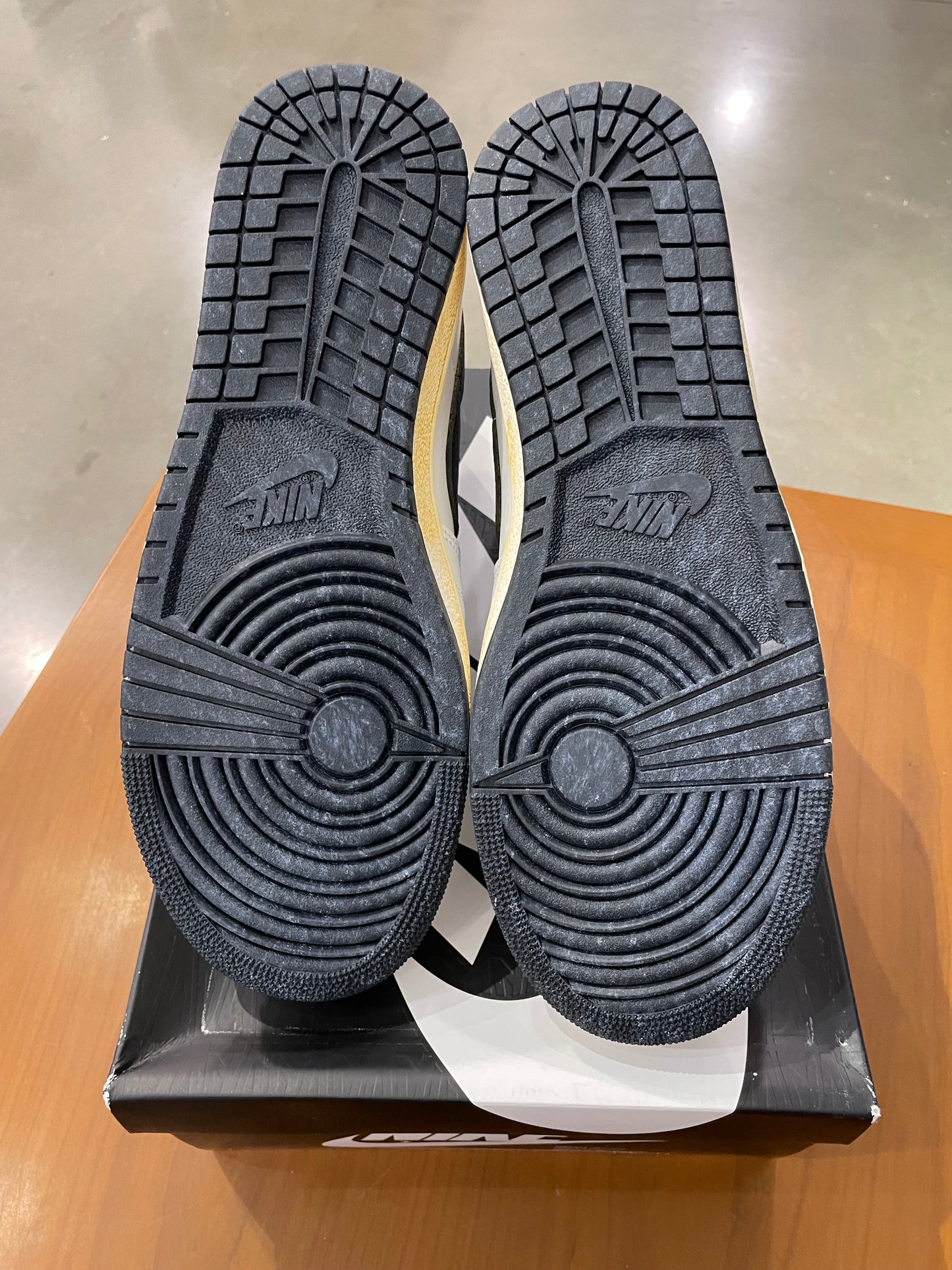 Jordan Air Ship A Ma Maniere White Black