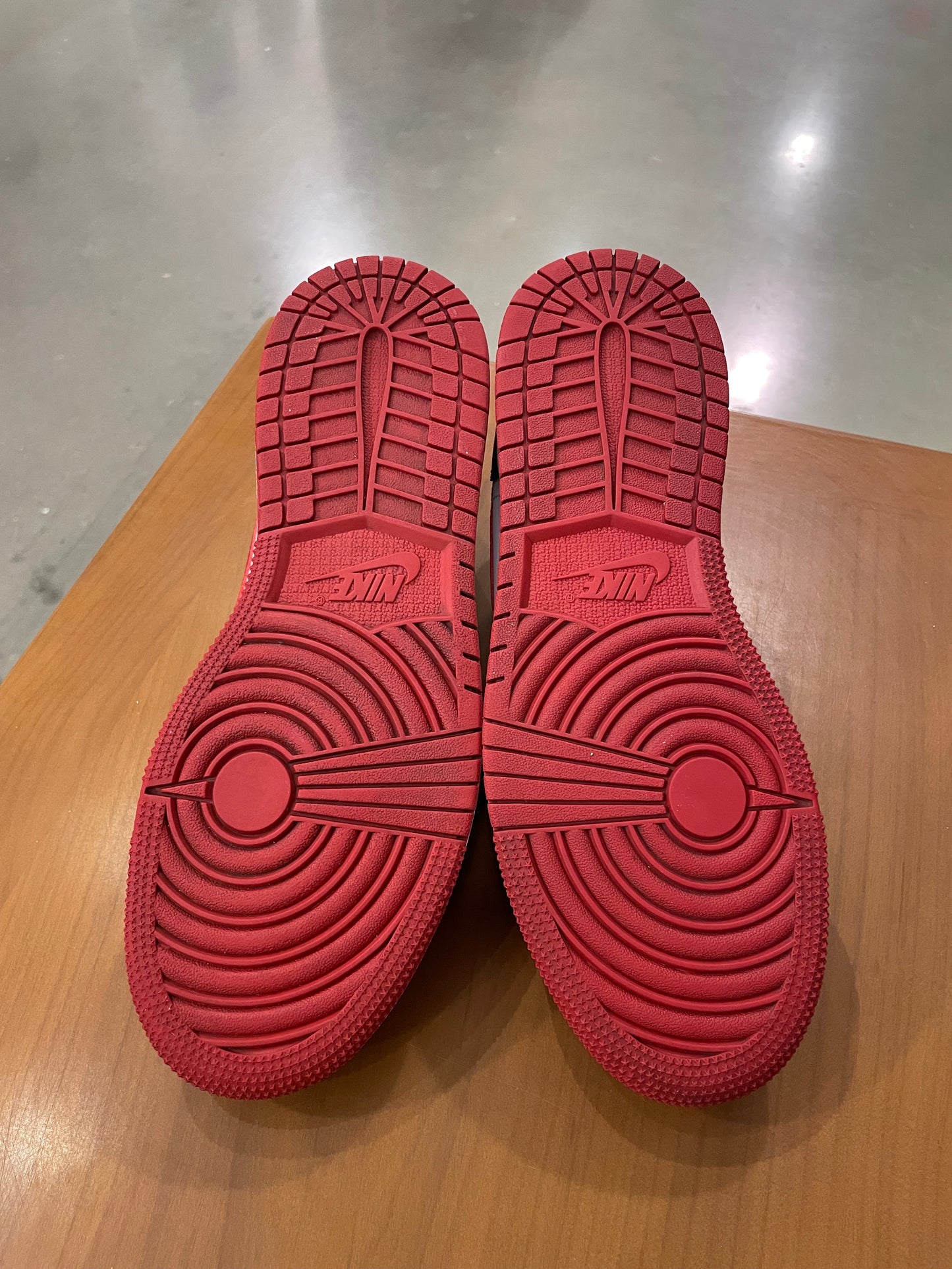 Preowned Jordan 1 Low Bulls