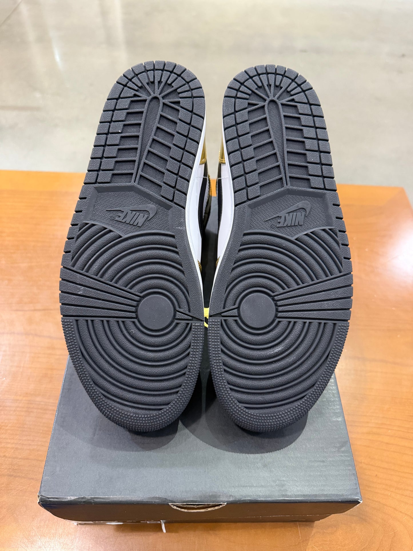 Air Jordan 1 Mid Metallic Gold