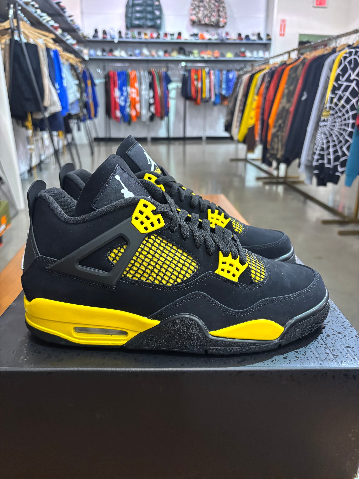 Air Jordan 4 Thunder