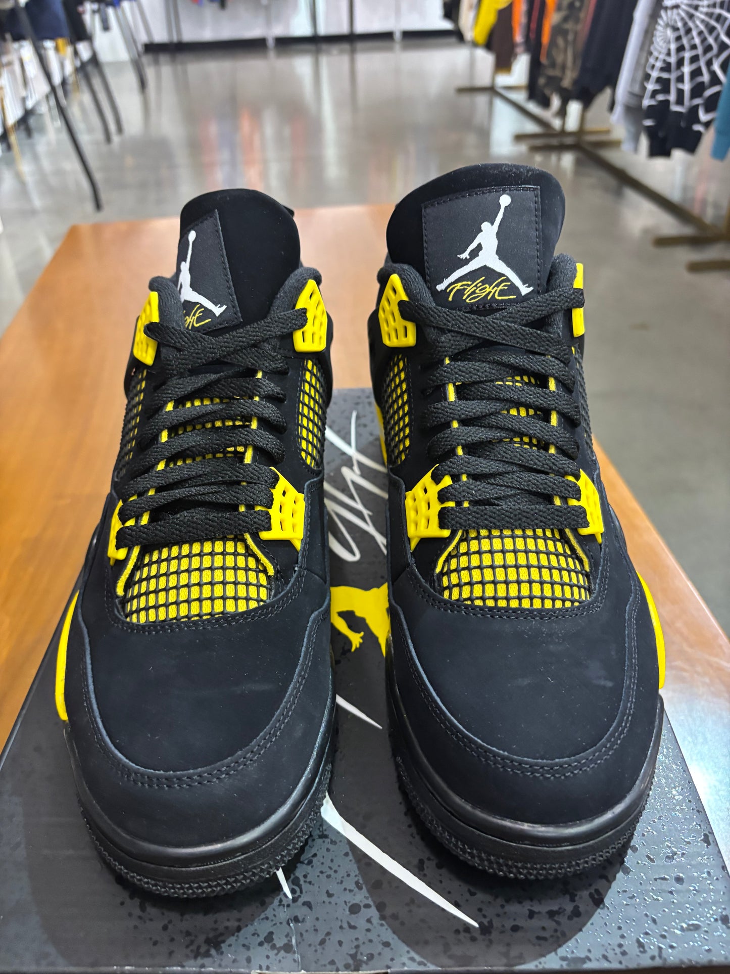 Air Jordan 4 Thunder