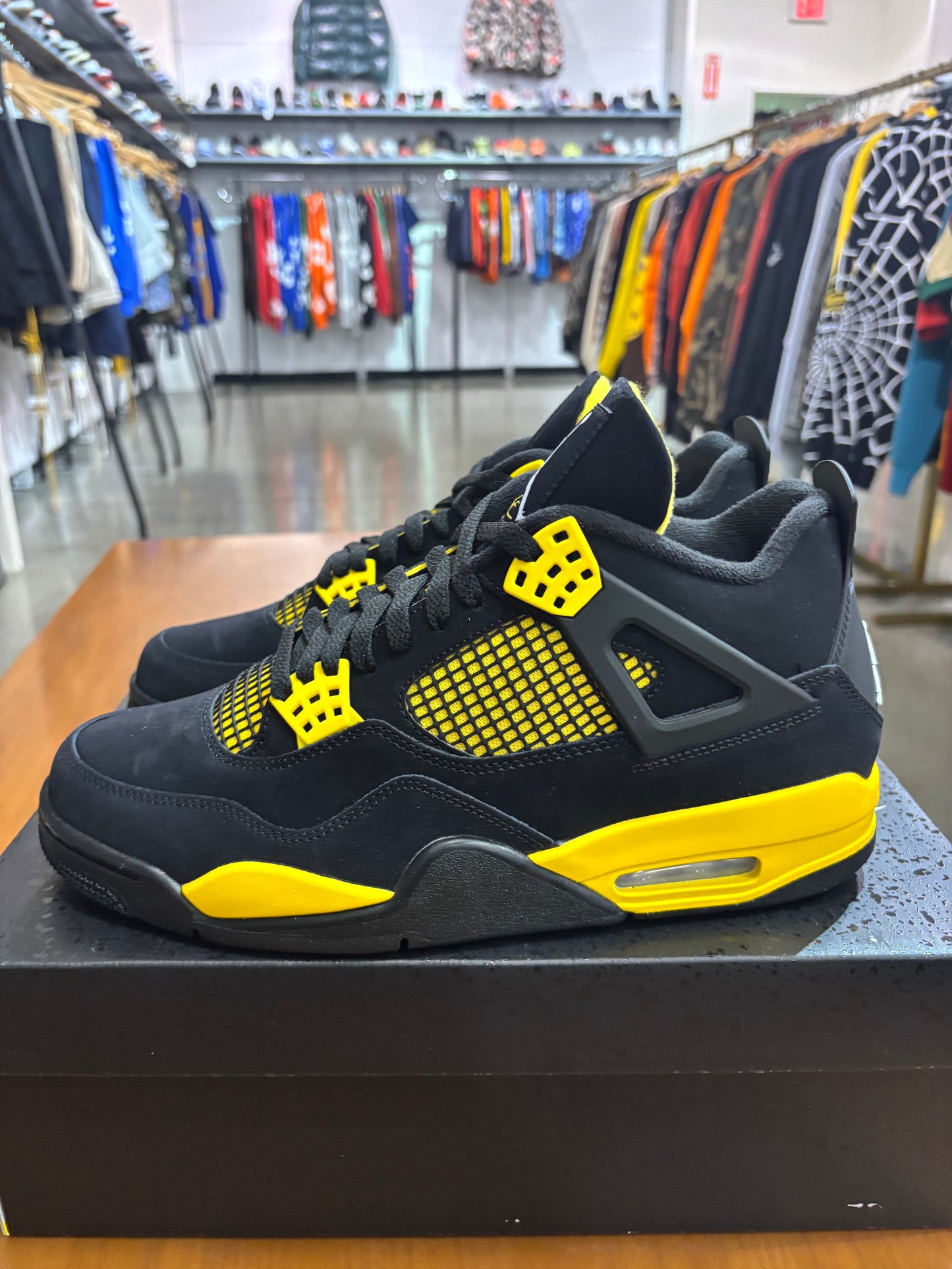 Air Jordan 4 Thunder