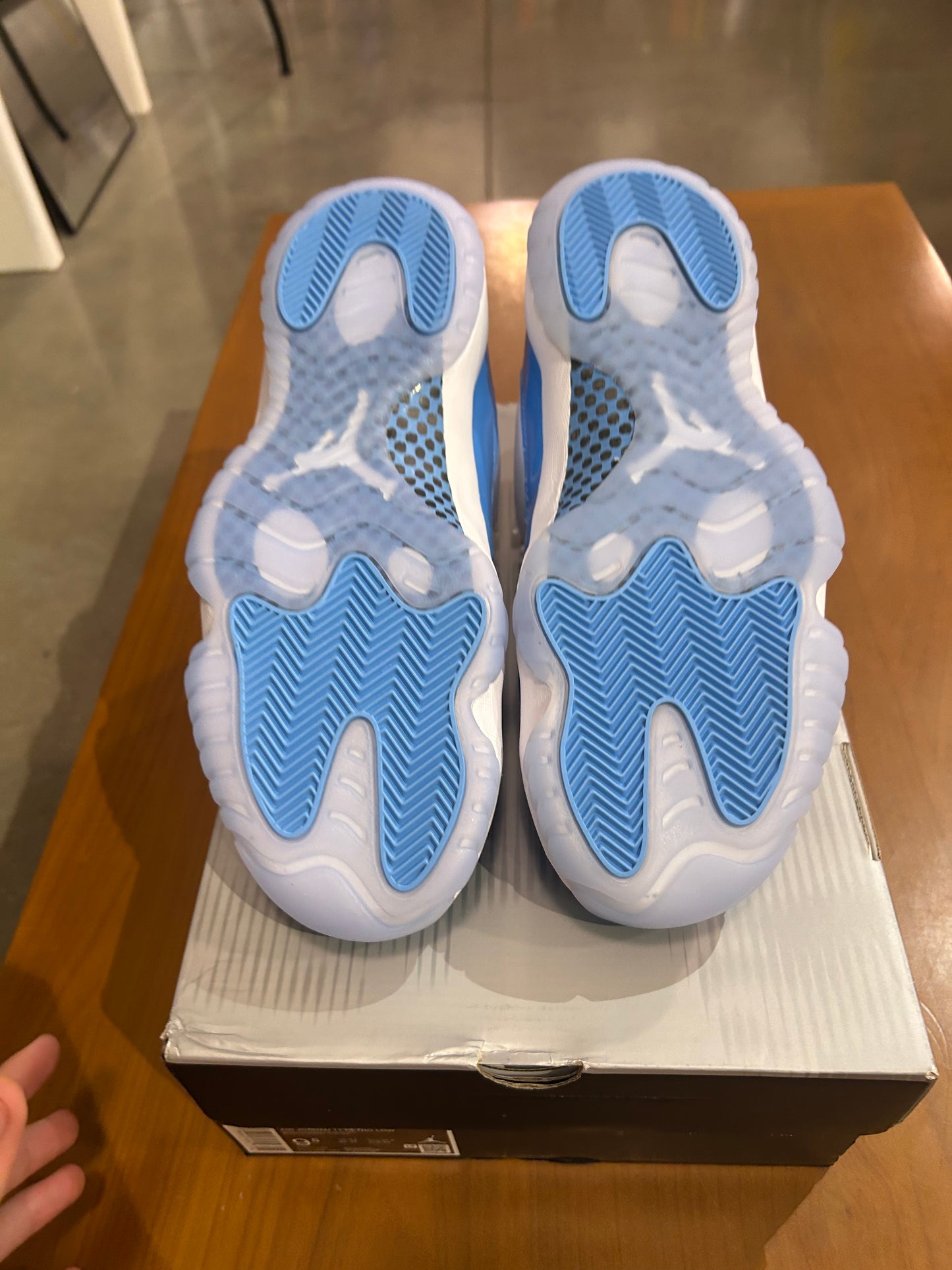Air Jordan 11 Low University Blue