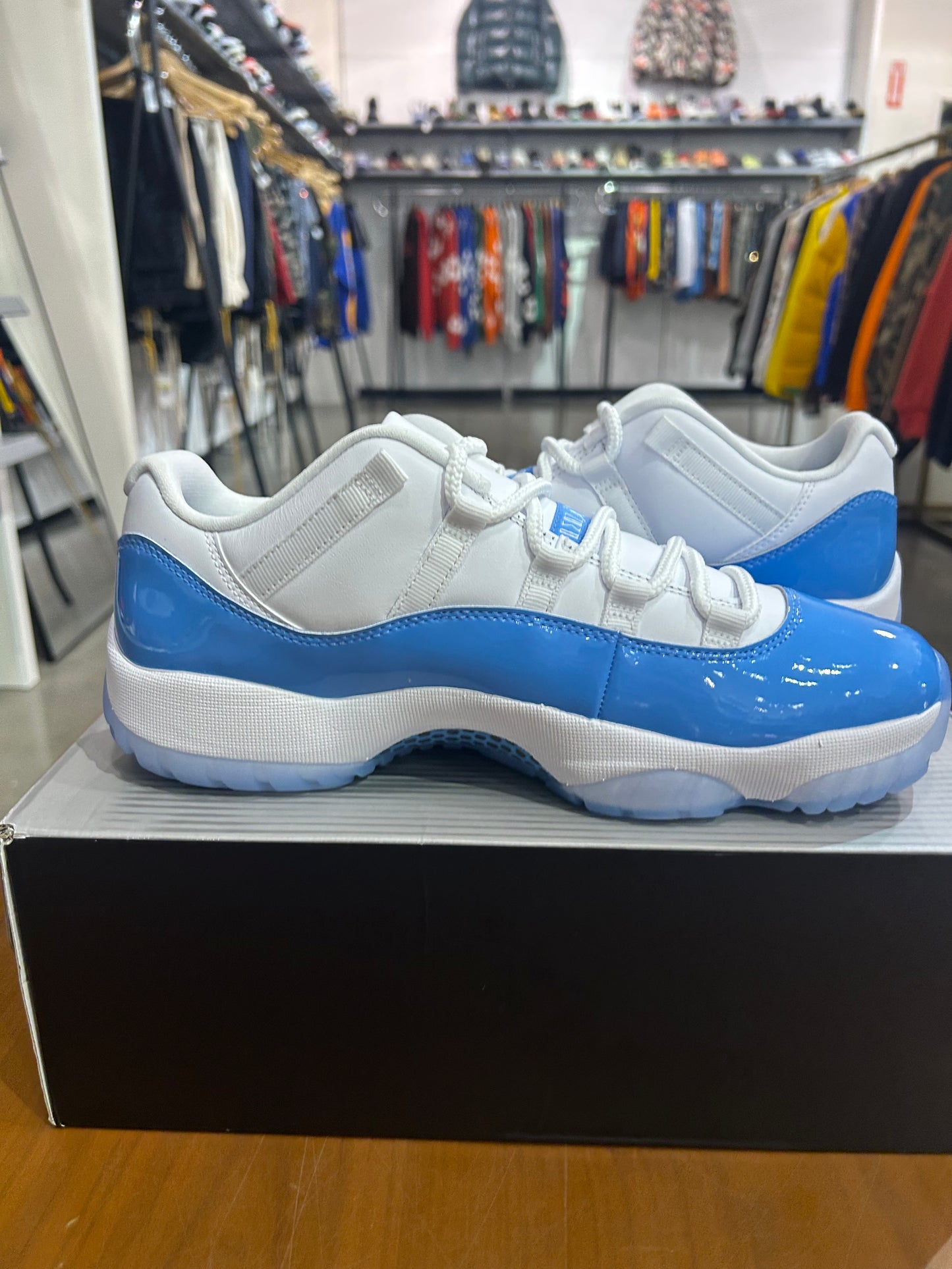 Air Jordan 11 Low University Blue