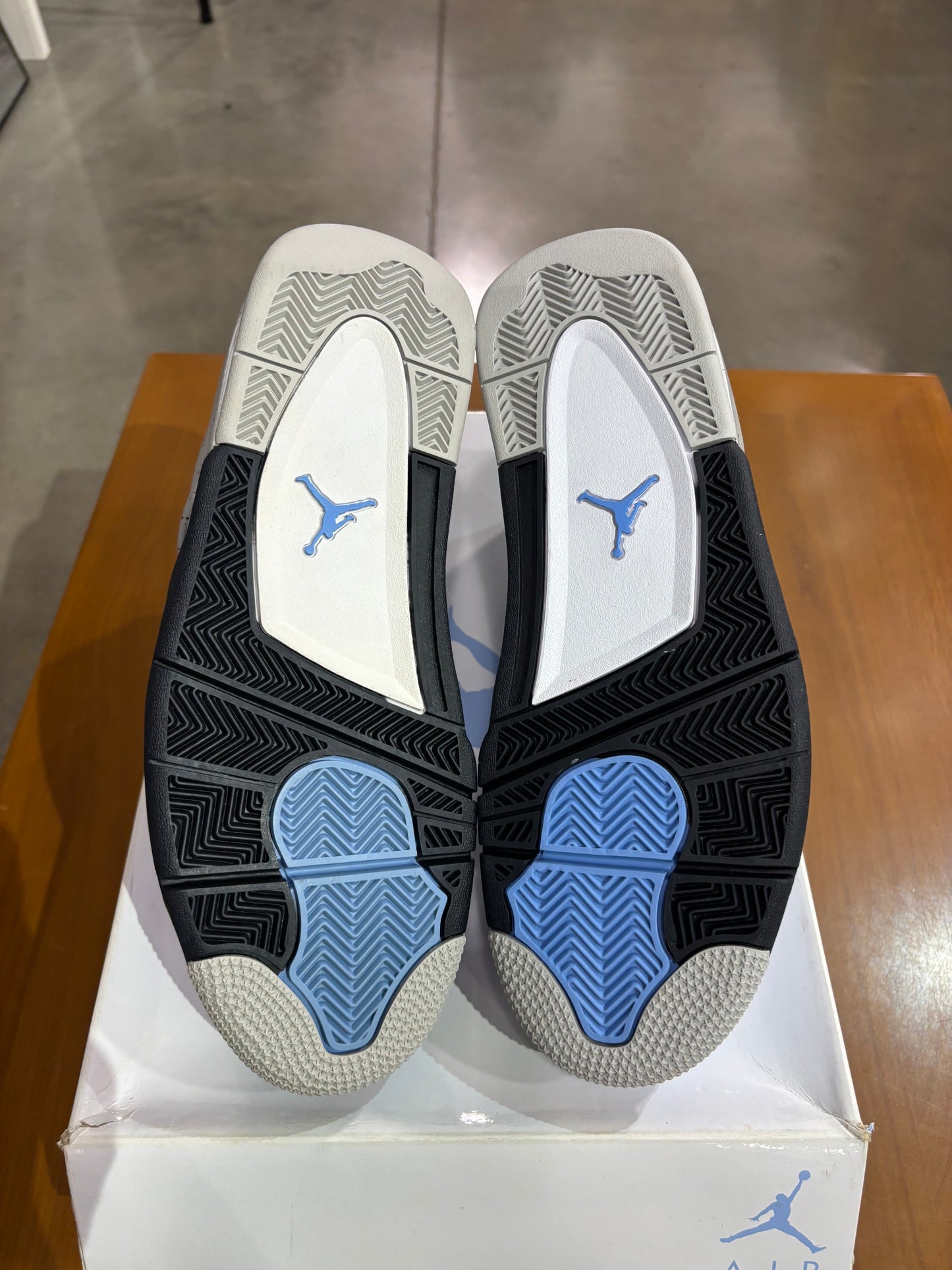 Air Jordan 4 University Blue