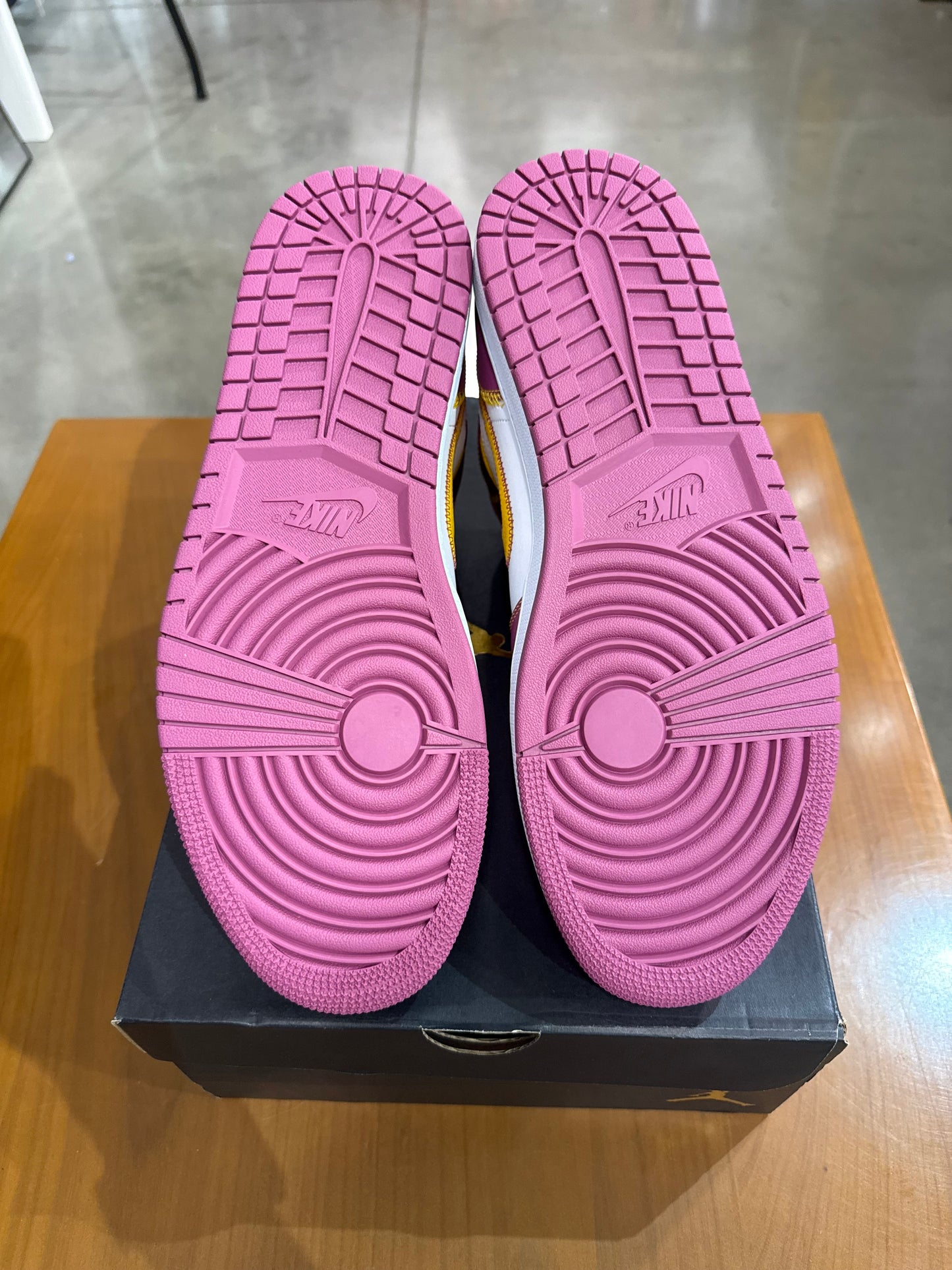 Air Jordan 1 Mid Dia De Los Muertos