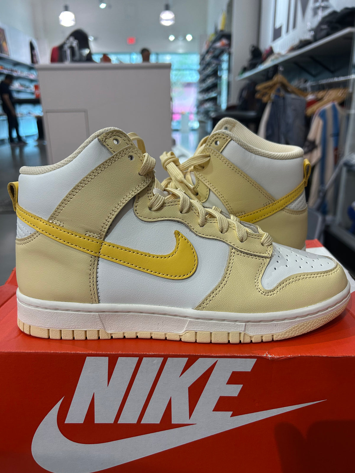 Nike Dunk High Vale Vanilla Topaz Gold