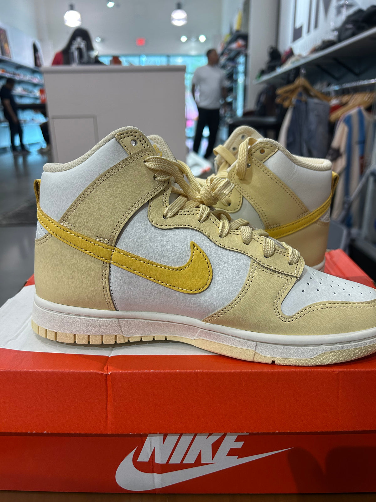 Nike Dunk High Vale Vanilla Topaz Gold