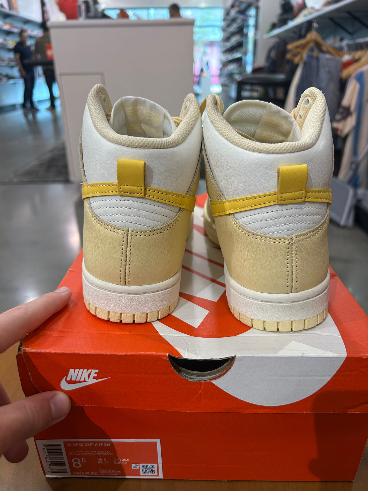 Nike Dunk High Vale Vanilla Topaz Gold