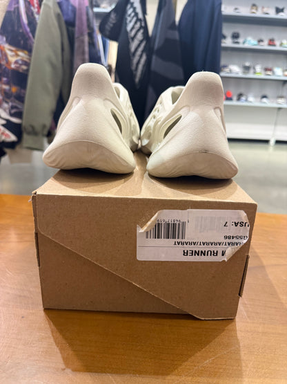 Preowned Yeezy Foam Runner Ararat