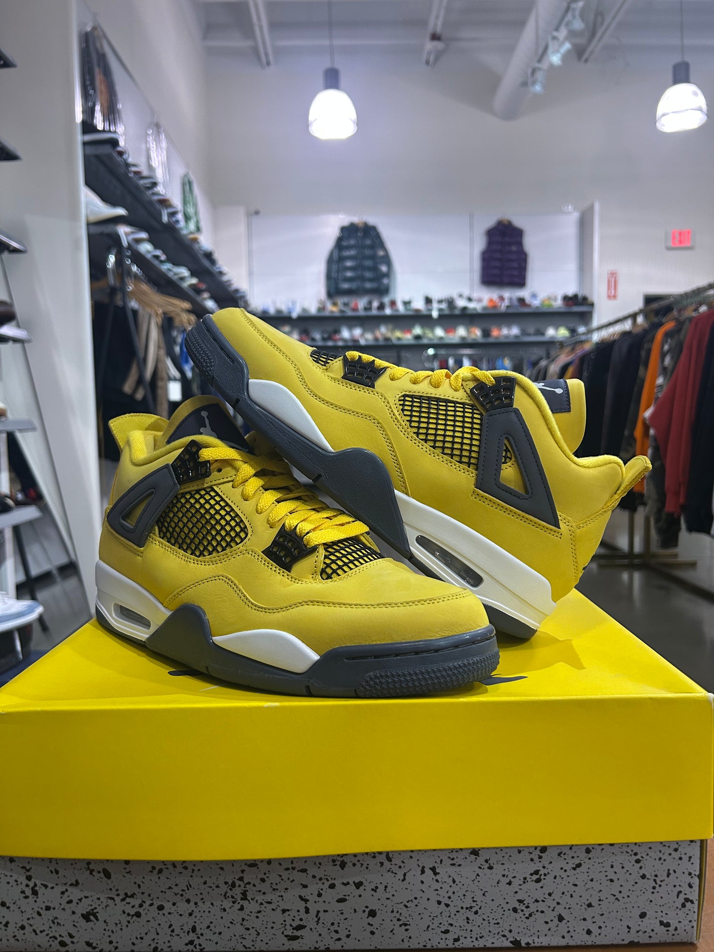 Air Jordan 4 Lightning