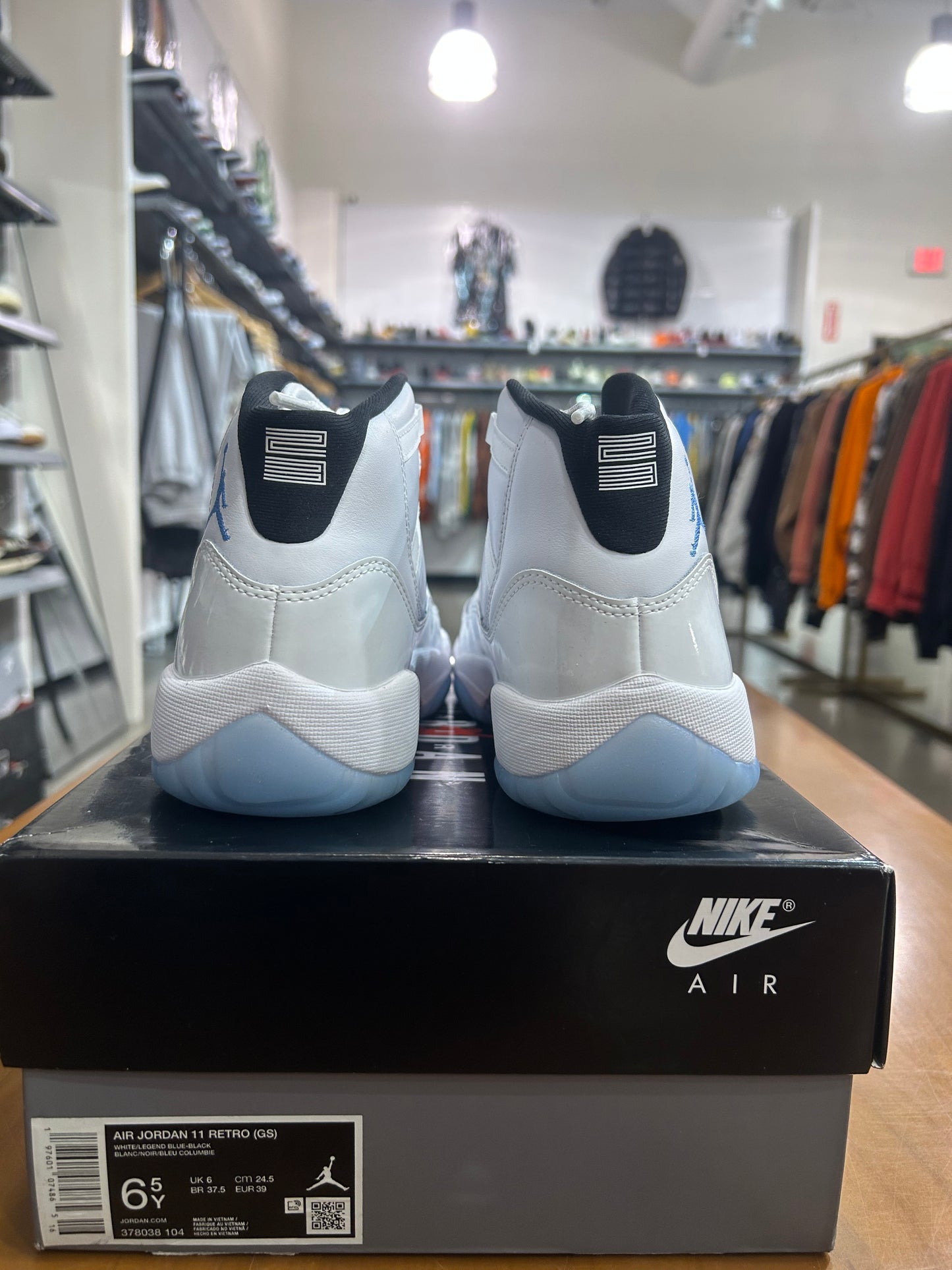 Air Jordan 11 Legend Blue