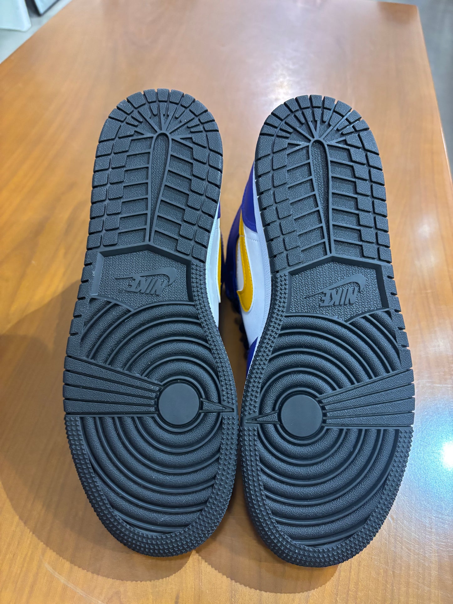 Air Jordan 1 Mid Lakers