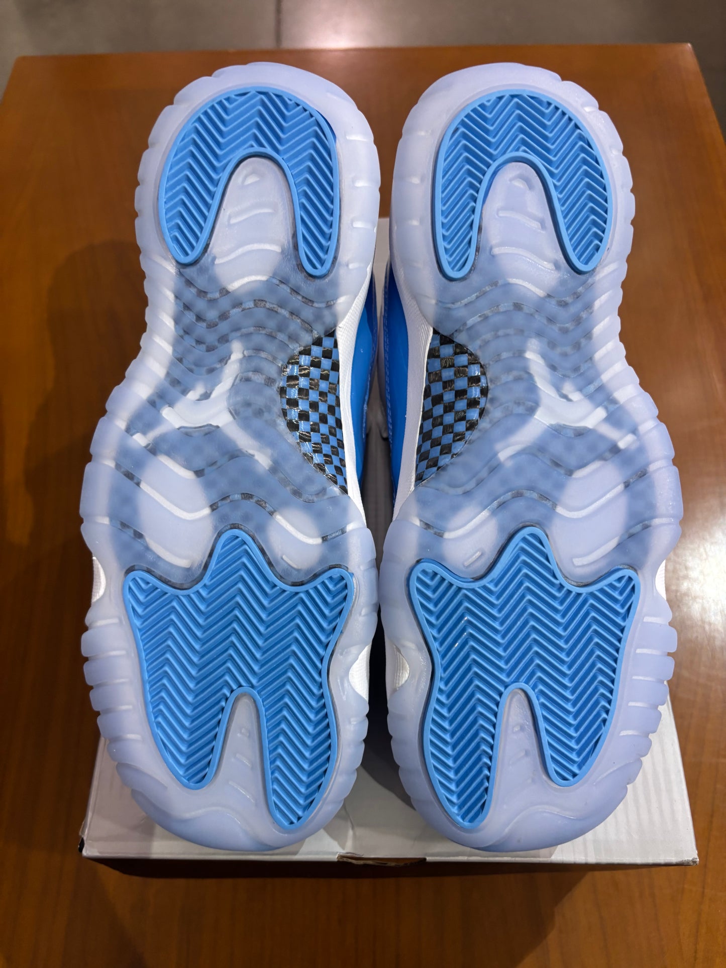 Air Jordan 11 Low University Blue