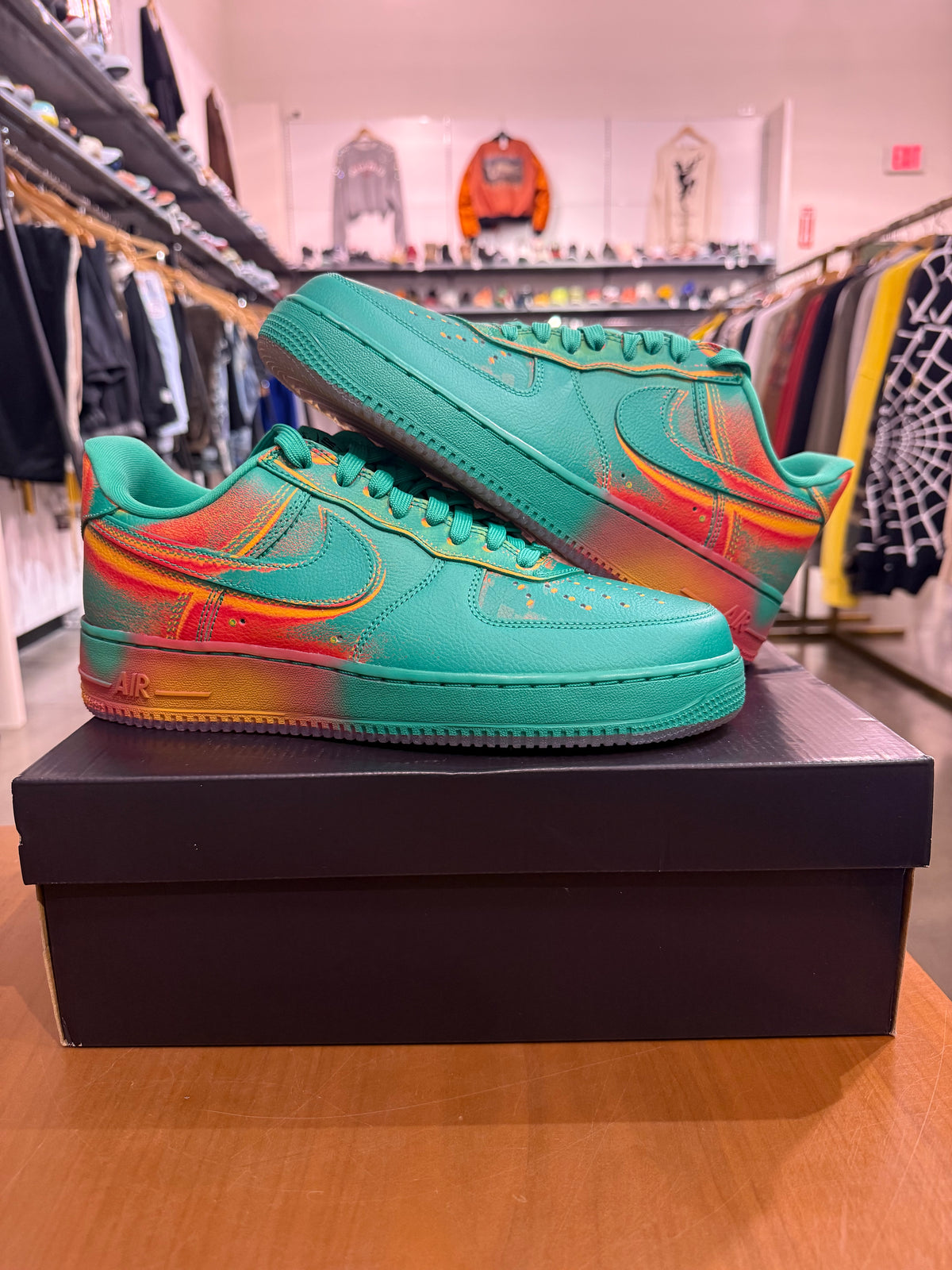 BRAND NEW Nike Air Force 1 Low Stadium Green Crimson SIZE 10