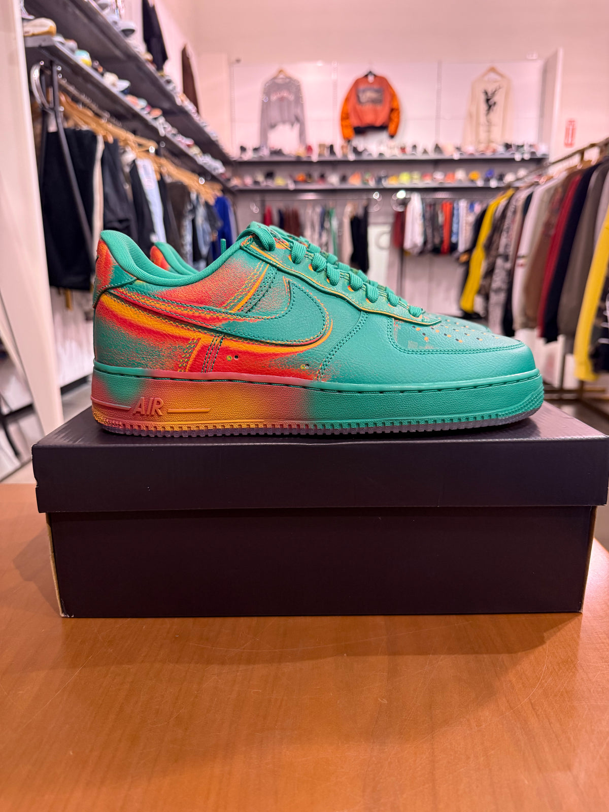 BRAND NEW Nike Air Force 1 Low Stadium Green Crimson SIZE 10