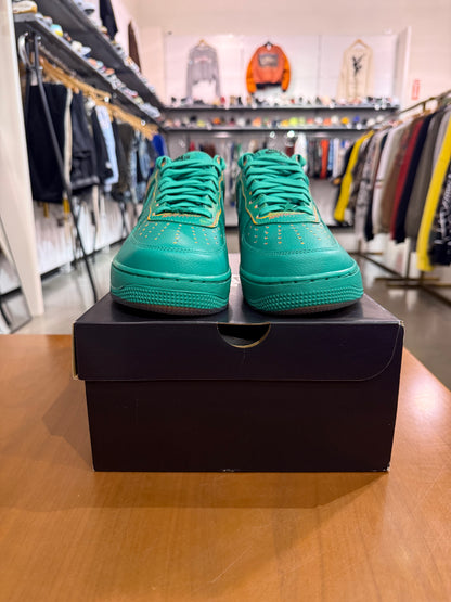 BRAND NEW Nike Air Force 1 Low Stadium Green Crimson SIZE 10