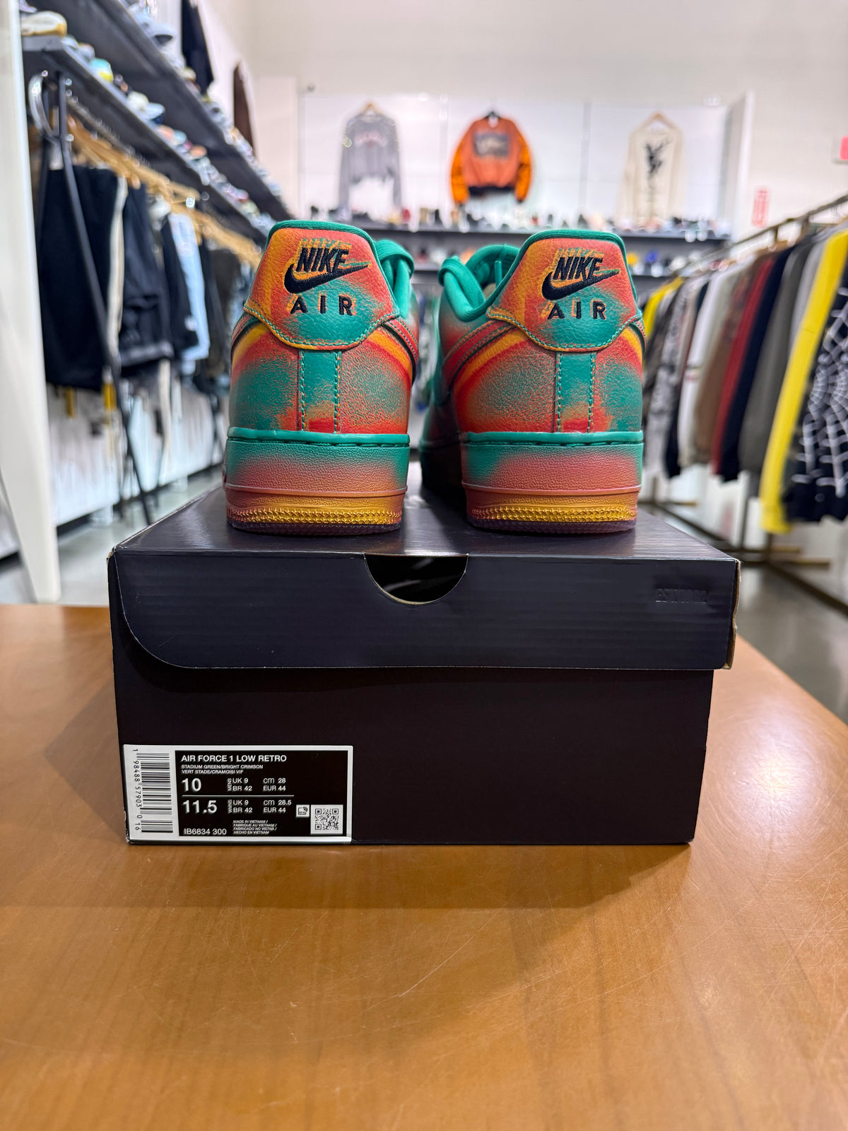 BRAND NEW Nike Air Force 1 Low Stadium Green Crimson SIZE 10