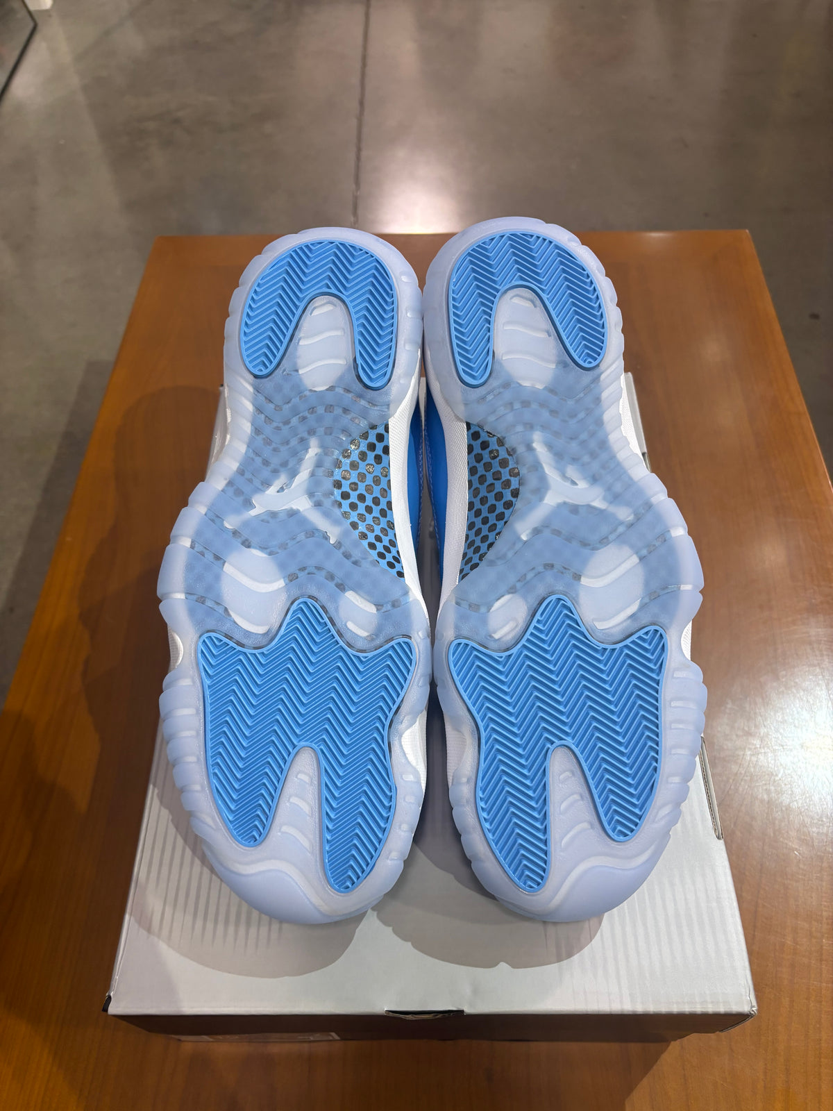 Air Jordan 11 Low University Blue
