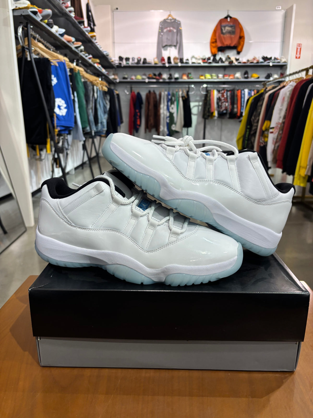 Air Jordan 11 Low Legend Blue