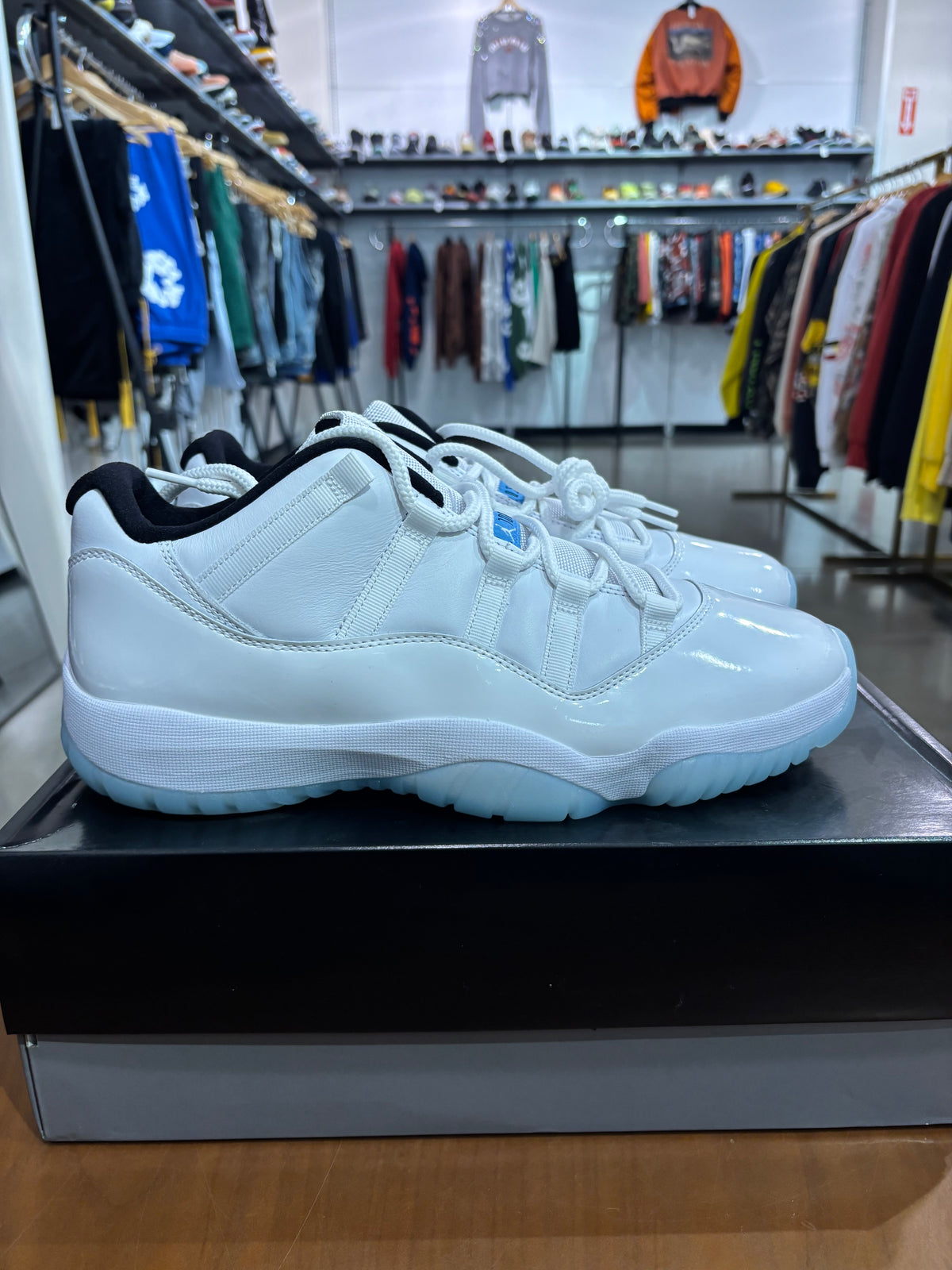 Air Jordan 11 Low Legend Blue