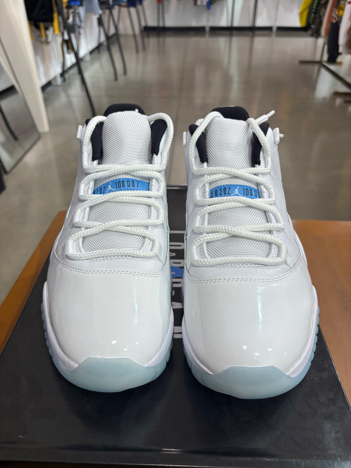 Air Jordan 11 Low Legend Blue