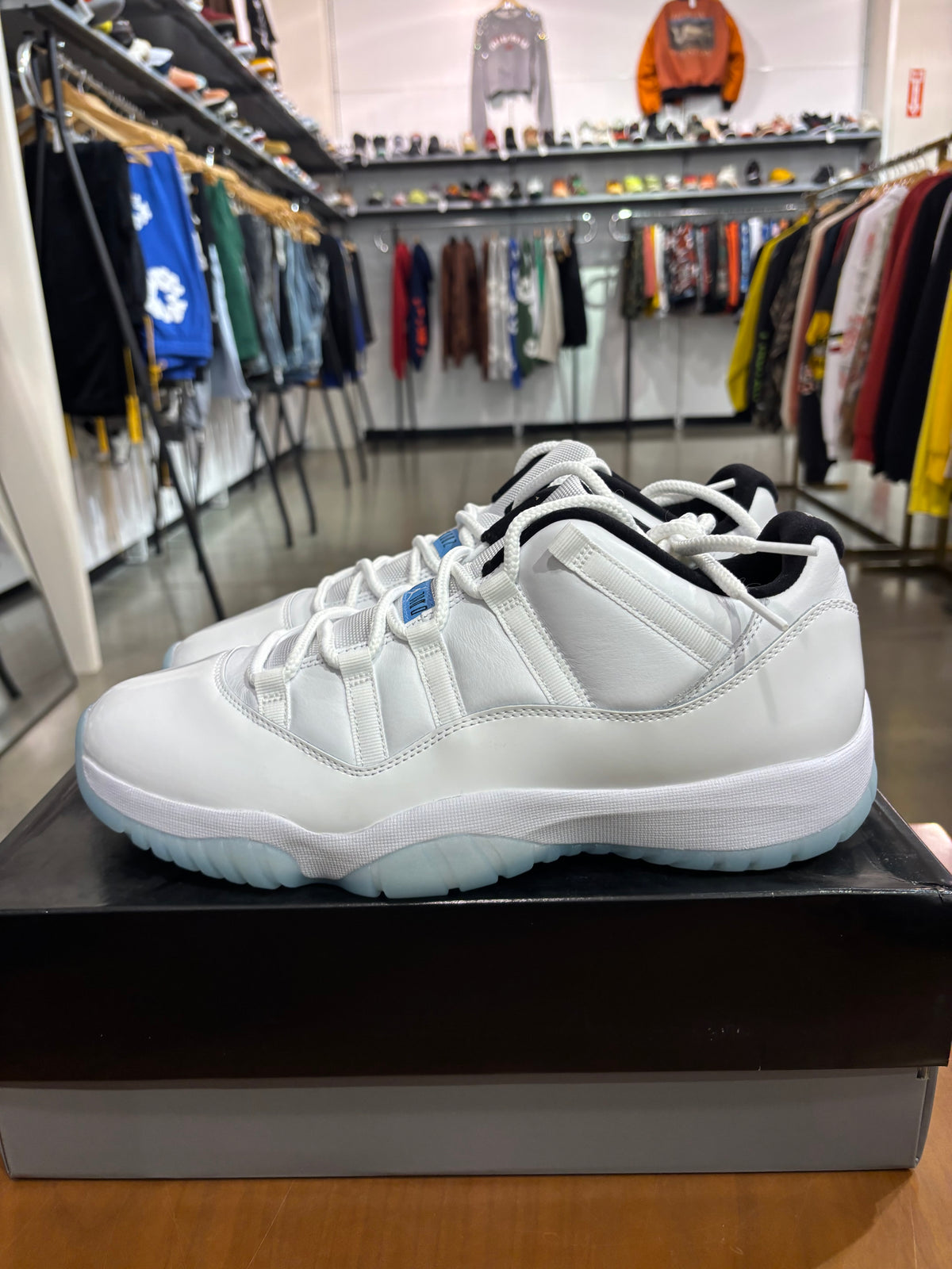 Air Jordan 11 Low Legend Blue