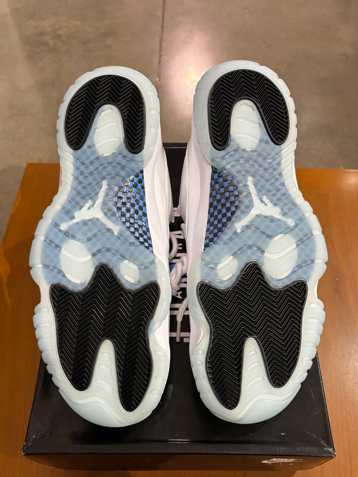 Air Jordan 11 Low Legend Blue