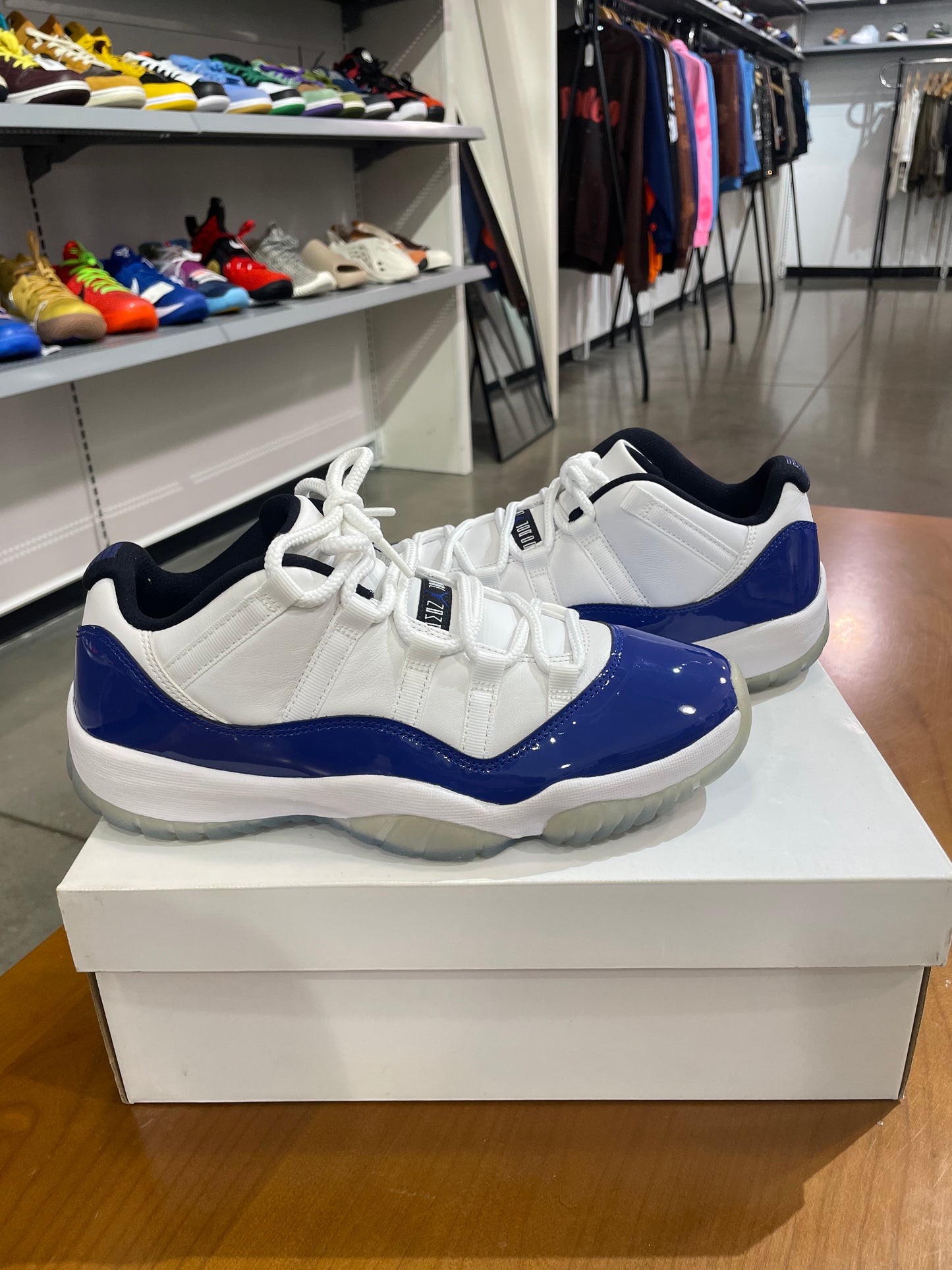 Air Jordan 11 Low White Concord
