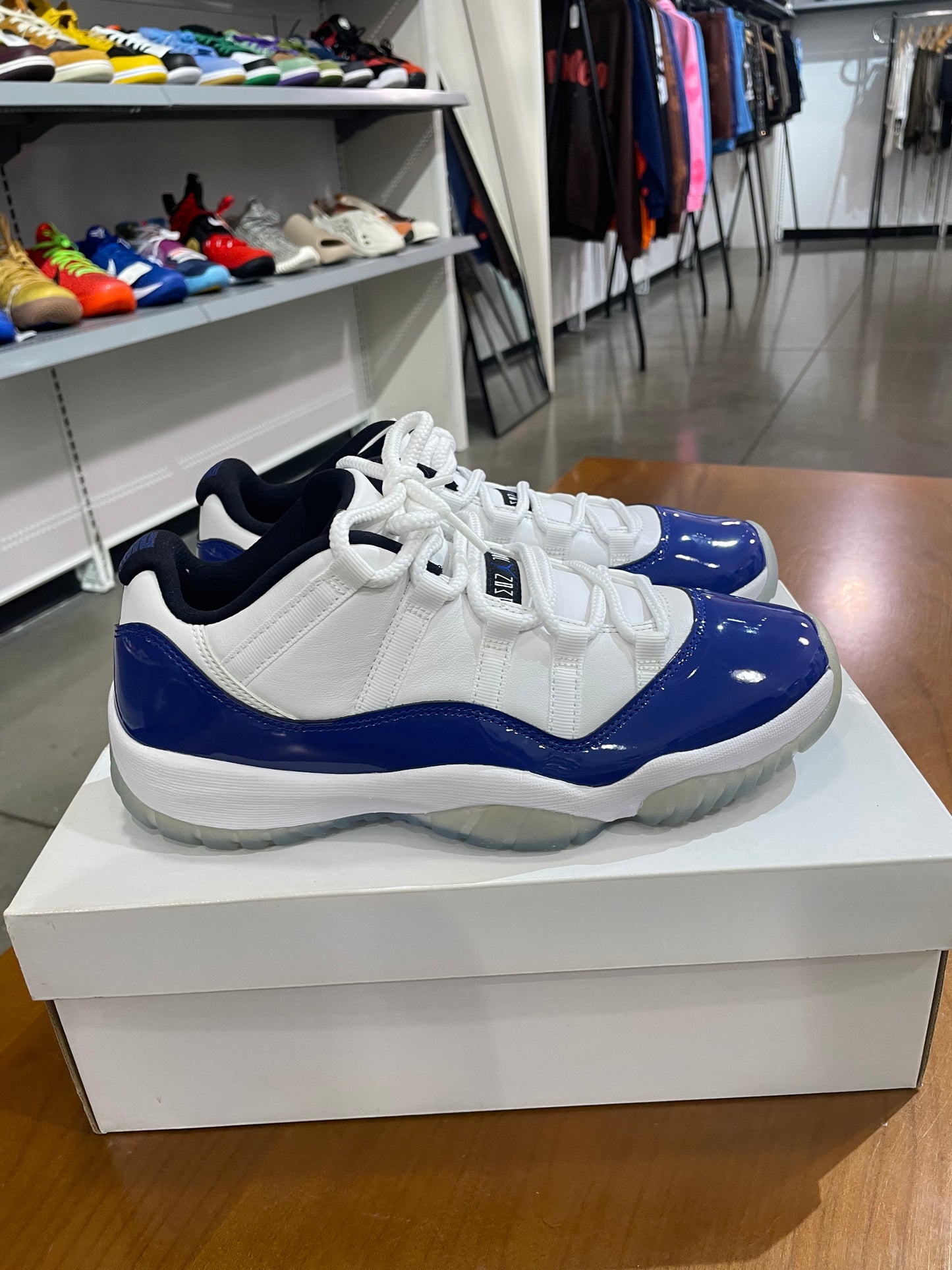 Air Jordan 11 Low White Concord