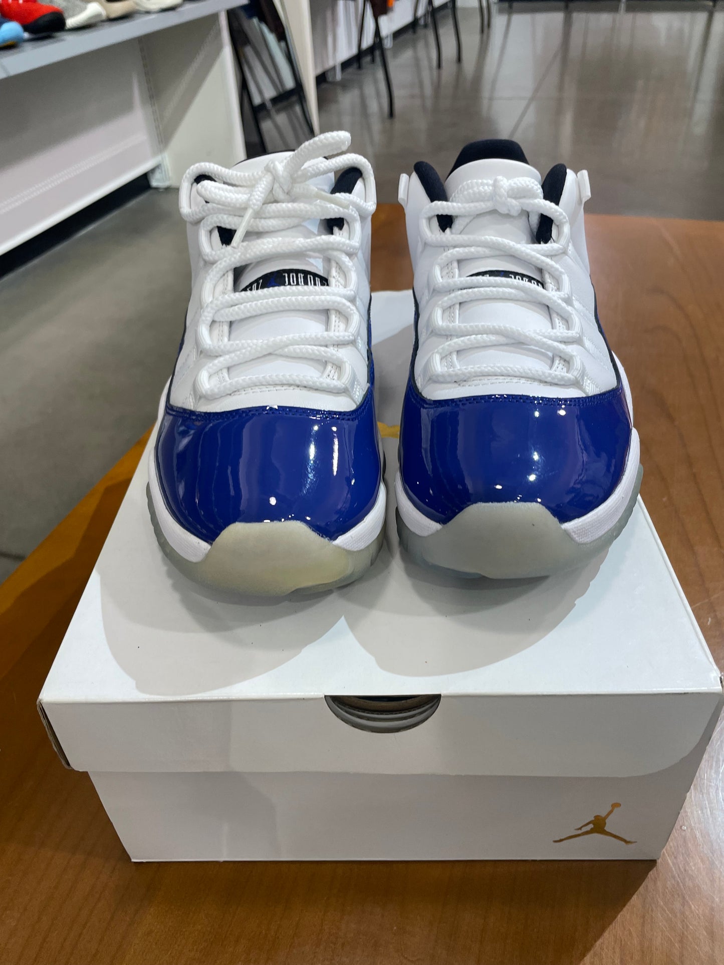 Air Jordan 11 Low White Concord