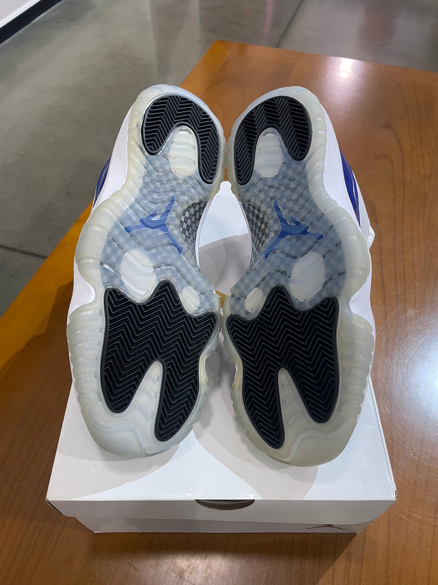 Air Jordan 11 Low White Concord