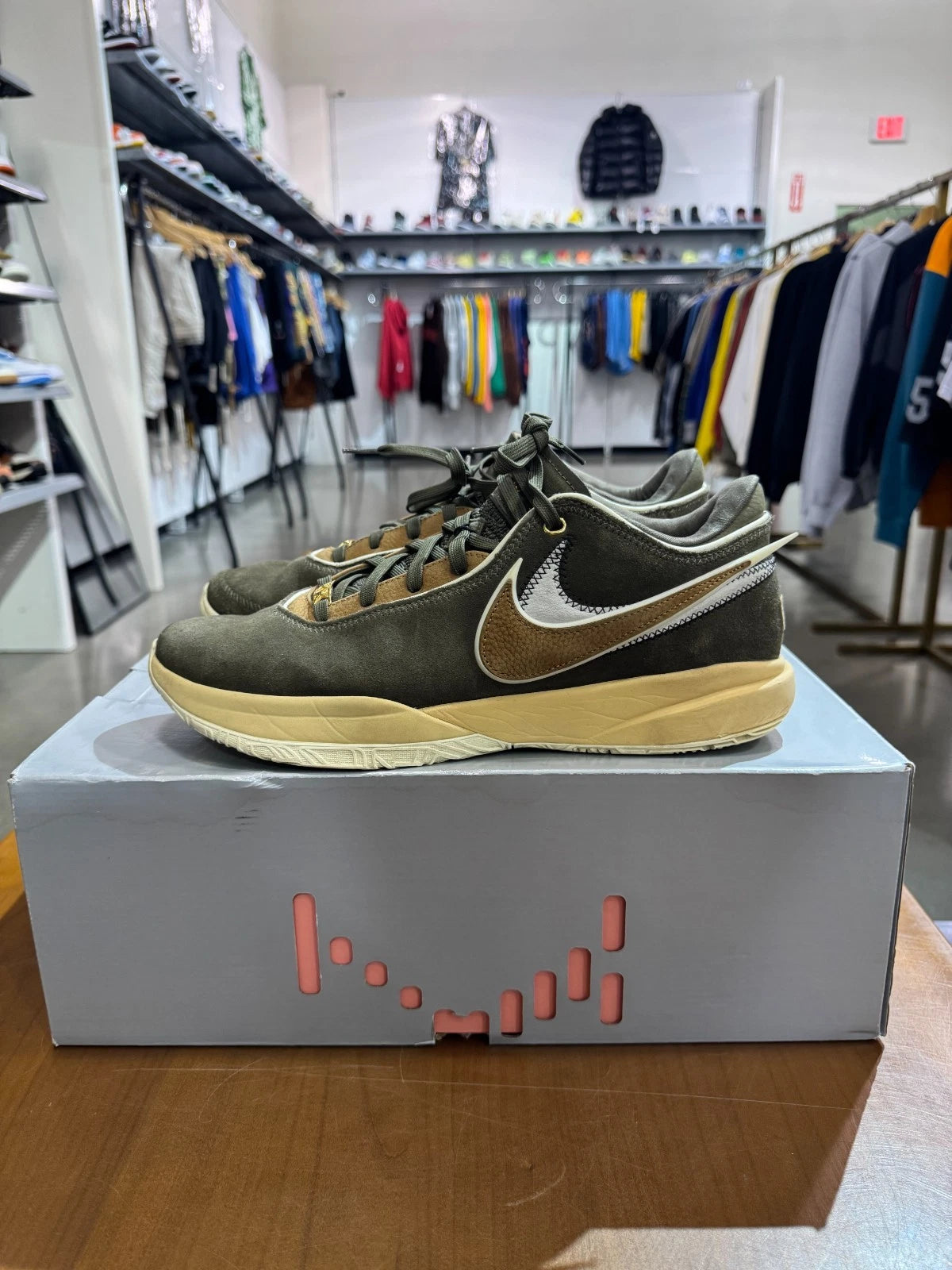 Preowned Nike Lebron 20 Olive Size 13